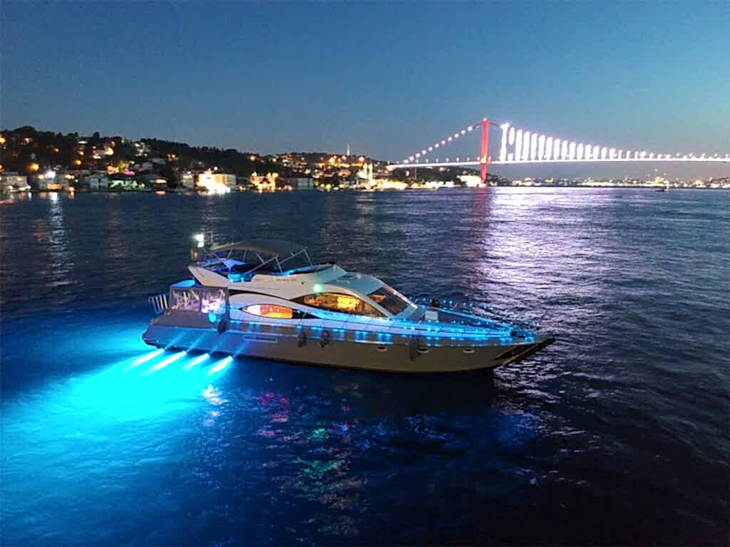 Boğaz’da denizden şehir manzarası